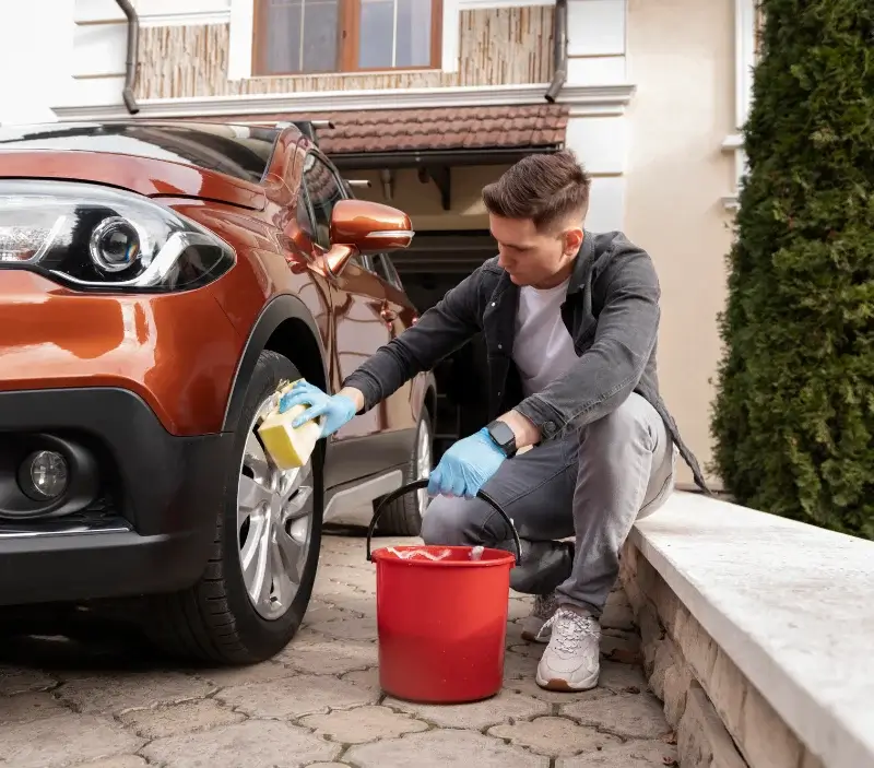 Lavage auto à domicile La Fouillouse : professionnel intervenant sur un véhicule
